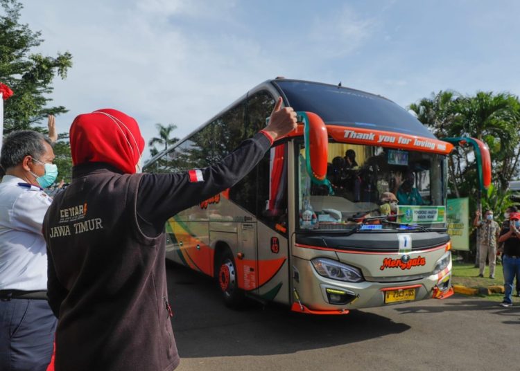 Gubernur Jatim Khofifah Indar Parawansa melepas keberangkatan para pemudik dari halaman Padepokan Pencak Silat Taman Mini Indonesia, Jakarta.
