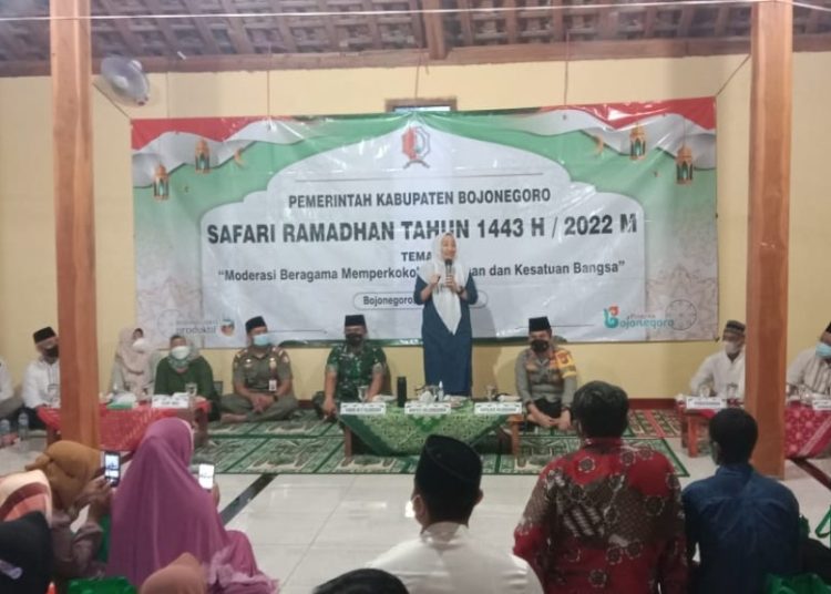 Bupati Bojonegoro Anna Mu'awanah dalam safari Ramadan di Masjid Hidayatulloh, Desa Krondonan Kecamatan Gondang.