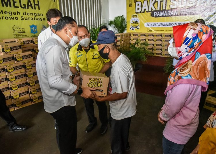Wali Kota Surabaya Eri Cahyadi ikut menyalurkan bantuan sosial (baksos) dari PT Susanti Megah kepada warga Asemrowo.