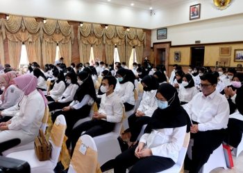 Para Calon Pegawai Negeri Sipil (CPNS) di lingkungan Pemerintah Kota (Pemkot) Surabaya formasi tahun 2021 di Balai Kota dalam penyerahan SK CPNS.