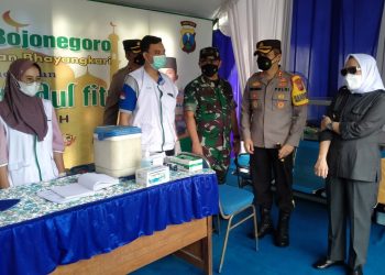 Bupati Bojonegoro Anna Mu'awanah, Kapolres Bojonegoro AKBP Muhammad dan Dandim 0813 Bojonegoro Letkol Arm Arif Yudo Purwanto melakukan pengecekan pos pelayanan  dan pos pengamanan Lebaran.