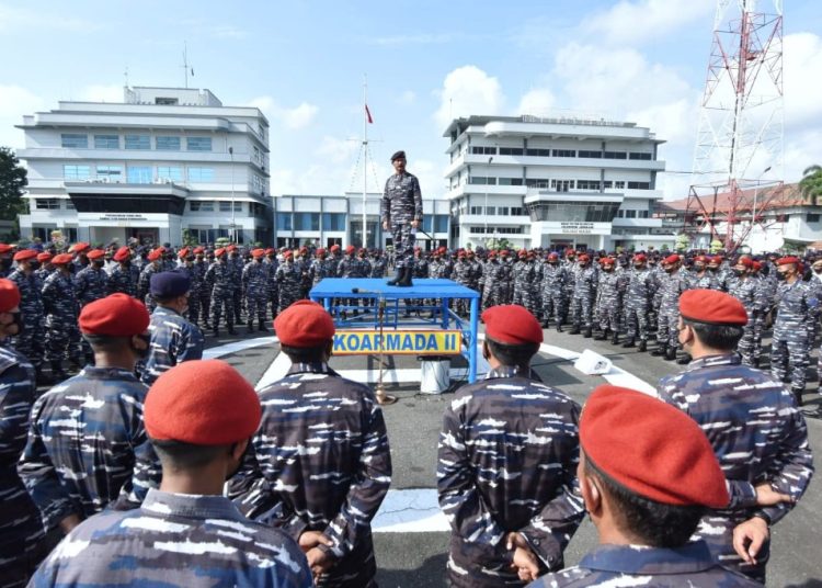 Panglima Komando Armada II, Laksda TNI Dr. Iwan Isnurwanto, memimpin apel khusus yang diikuti seluruh prajurit dan Pegawai Negeri Sipil (PNS) Koarmada II di Dermaga Madura, Koarmada II, Ujung Surabaya.