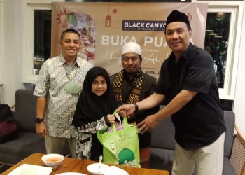 Perwakilan manajemen Black Canyon memberikan bingkisan kepada anak yatim piatu dari Yayasan Al-Kahfi.