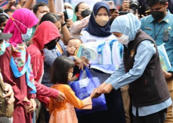 Gubernur Jawa Timur Khofifah Indar Parawansa menyapa pemudik sebelum memberangkatkan mereka dalam program Mudik Bareng Gratis Tahun 2022.