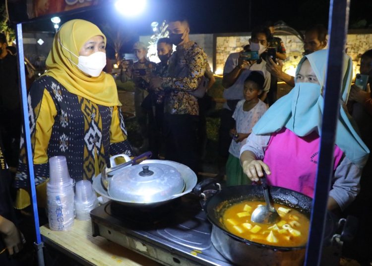 Gubernur Jatim Khofifah Indar Parawansa meninjau sentra kuliner dan jajanan masyarakat Tuban di Kawasan Bundaran Sleko Kuda Sembilan.