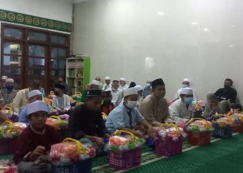 Puluhan anak yatim piatu dan kaum dhuafa mendapatkan santunan dan bingkisan dari PC DMI Asemrowo, Surabaya dalam kegiatan sosial yang dilaksanakan di Masjid Raudlatul Jannah, Asemrowo.