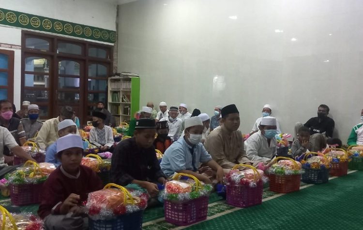 Puluhan anak yatim piatu dan kaum dhuafa mendapatkan santunan dan bingkisan dari PC DMI Asemrowo, Surabaya dalam kegiatan sosial yang dilaksanakan di Masjid Raudlatul Jannah, Asemrowo.