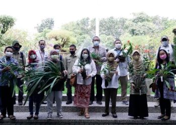 Jajaran pimpinan ITS dan tim ITS Smart Eco Campus bersama tim dari Taman Nasional Bromo Tengger Semeru (TNBTS) menunjukkan tanaman anggrek Semeru yang diserahkan kepada ITS.