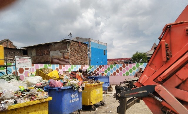 Kondisi eksisting sampah di Surabaya ditinjau dari Tempat Penampungan Sementara (TPS) yang tersedia.