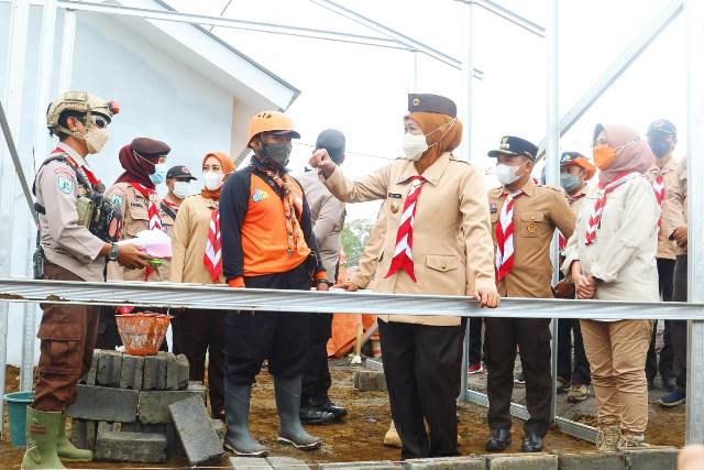 Gubernur Jatim Khofifah Indar Parawansa turun dan terlibat sekaligus memimpin apel Bakti Pramuka Spesial Ramadan di lokasi Huntara Hunian Tetap (Huntap) di Desa Sumbermujur Kecamatan Candipuro, Lumajang.