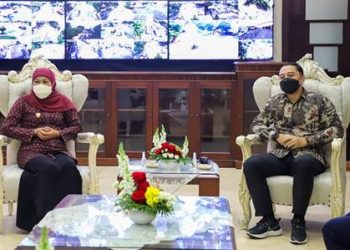 Gubernur Jawa Timur Khofifah Indar Parawansa bersilaturahmi dengan Wali Kota Surabaya Eri Cahyadi di Balai Kota Surabaya.