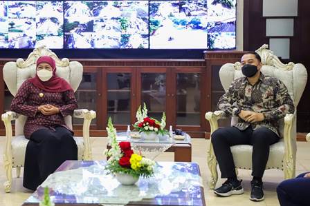 Gubernur Jawa Timur Khofifah Indar Parawansa bersilaturahmi dengan Wali Kota Surabaya Eri Cahyadi di Balai Kota Surabaya.
