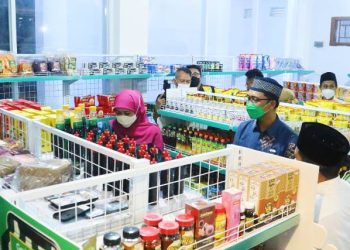Gubernur Jawa Timur Khofifah Indar Parawansa dalam peluncuran Grab OPOP (One Pesantren One Product) Mart Amanatul Ummah.