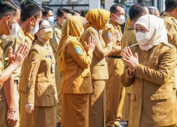 Gubernur Jatim Khofifah Indar Parawansa dalam salah satu kegiatan dengan ASN Pemprov Jatim. Gubernur telah mengeluarkan surat edaran bahwa cuti bersama Idul Fitri tahun 2022 dilakukan pada tanggal 29 April 2022 dan kemudian tanggal 4-6 Mei 2022.