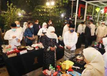 Gubernur Jawa Timur Khofifah Indar Parawansa dan Wagub Emil Elestianto Dardak mengecek lomba memasak berbahan dasar bandeng Gresik yang diikuti para kepala OPD Pemprov Jatim di gedung Negara Grahadi.