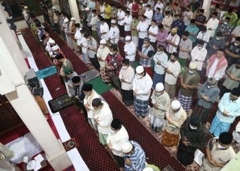 Wali Kota Surabaya Eri Cahyadi saat mengikuti salat Tarawih di masjid Rungkut Lor.