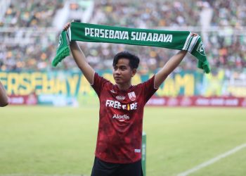 Wali Kota Surakarta Gibran Rakabuming Raka membentangkan atribut Persebaya di Stadion Gelora Bung Tomo.