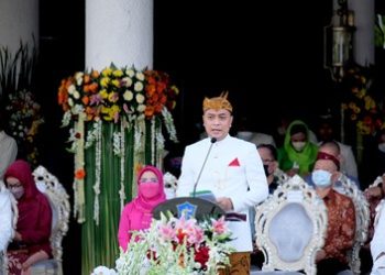 Wali Kota Eri Cahyadi memberikan sambutan dalam resepsi peringatan Hari Jadi Kota Surabaya (HJKS) ke-729.