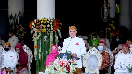Wali Kota Eri Cahyadi memberikan sambutan dalam resepsi peringatan Hari Jadi Kota Surabaya (HJKS) ke-729.