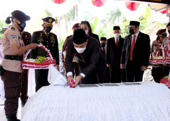 Wali Kota Surabaya Eri Cahyadi tabur bunga dan ziarah ke makam Dr Soetomo di kompleks Gedung Nasional Indonesia (GNI), Jalan Bubutan Kota Surabaya dalam peringatan Hari Kebangkitan Nasional.