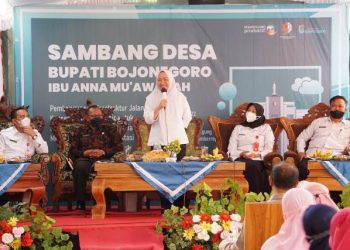 Bupati Bojonegoro Anna Mu’awanah dalam Sambang Desa di Desa Sendangagung, Kecamatan Sumberrejo.