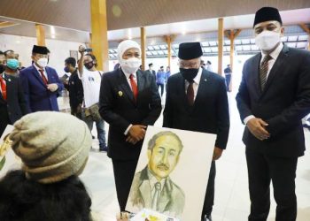 Gubernur Jawa Timur Khofifah Indar Parawansa usai berziarah ke makam Dr Soetomo, di area Gedung Nasional Indonesia (GNI) Surabaya.