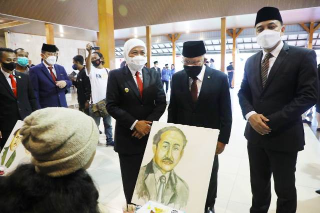 Gubernur Jawa Timur Khofifah Indar Parawansa usai berziarah ke makam Dr Soetomo, di area Gedung Nasional Indonesia (GNI) Surabaya.