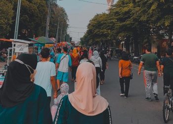 Kegiatan Car Free Day di sekitar Alun-Alun Bojonegoro. Karena digunakan untuk pemberangkaran calon Jamaah haji, CFD pada 5 Juni 2022 diliburkan sementara.