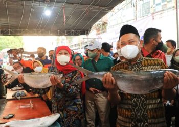 Gubernur Jawa Timur Khofifah Indar Parawansa didampingi Bupati Gresik Fandi Akhmad menghadiri Festival Pasar Bandeng Kawak di Pasar Baru Gresik.