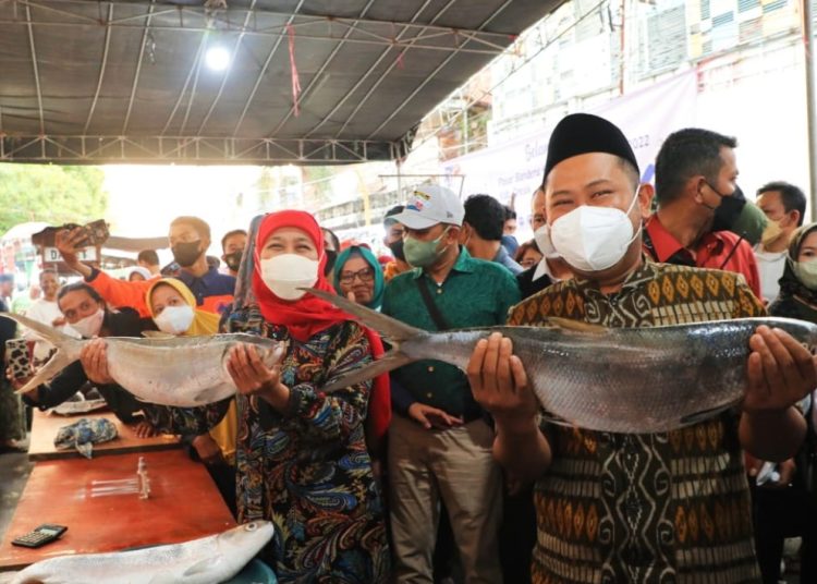 Gubernur Jawa Timur Khofifah Indar Parawansa didampingi Bupati Gresik Fandi Akhmad menghadiri Festival Pasar Bandeng Kawak di Pasar Baru Gresik.