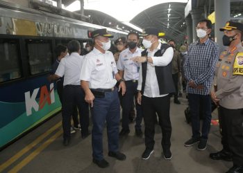Wali Kota Surabaya Eri Cahyadi dan jajaran Forkopimda Surabaya meninjau pelayanan arus mudik di Stasiun Gubeng Baru.