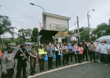 Kapolrestabes Surabaya, Kombes Pol Akhmad Yusep Gunawan bersama Wali Kota Surabaya Eri Cahyadi dan jajaran Forkopimda yang lain saat melakukan peninjauan pos pengamanan mudik.