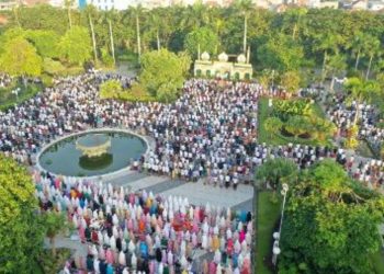 Suasana Salat Idul Fitri di Taman Surya, Surabaya. Ini adalah salat id pertama setelah dua tahun ditiadakan karena pandemi Covid-19.