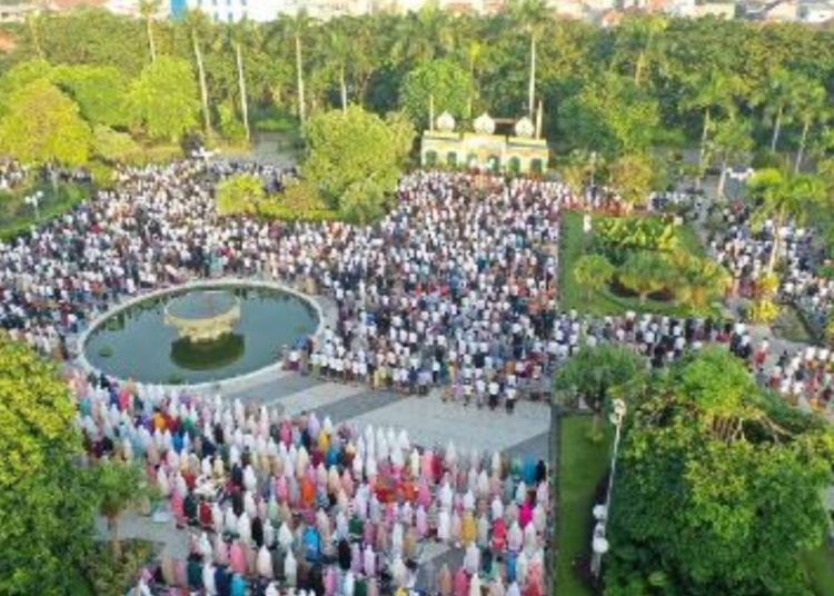 Suasana Salat Idul Fitri di Taman Surya, Surabaya. Ini adalah salat id pertama setelah dua tahun ditiadakan karena pandemi Covid-19.