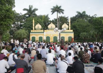 Suasana Salat Idul Fitri di Taman Surya, Surabaya.