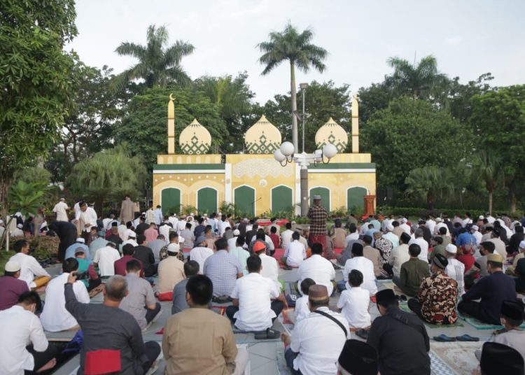 Suasana Salat Idul Fitri di Taman Surya, Surabaya.