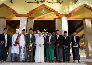 Bupati Bojonegoro Anna Mu'awanah usai menunaikan Salat Idul Fitri di masjid besar Baabus Shofa, Sukorejo Bojonegoro.