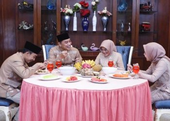 Wali Kota Surabaya Eri Cahyadi bersama keluarga bersantap makan usai Salat Idul Fitri di Taman Surya.