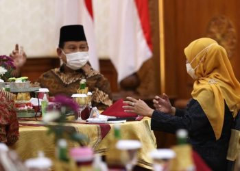 Menteri Pertahanan RI Prabowo Subianto saat bertemu dengan Gubernur Jawa Timur Khofifah Indar Parawansa.