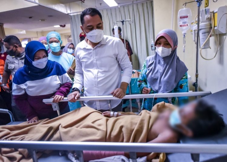 Wali Kota Surabaya Eri Cahyadi saat menjenguk korban kecelakaan wisata Kenjeran Park di rumah sakit.