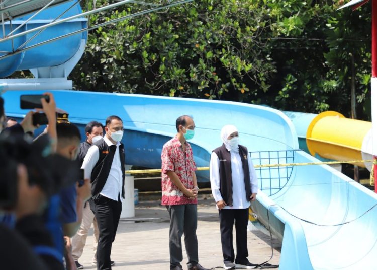 Wali Kota Surabaya Eri Cahyadi mendampingi Gubernur Jawa Timur Khofifah Indar Parawansa melakukan pengecekan wahana wisata Waterpark Kenjeran, Surabaya.