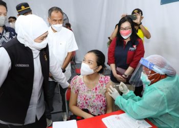 Gubernur Jawa Timur Khofifah Indar Parawansa dalam salah satu kegiatan meninjau vaksinasi Covid-19.
