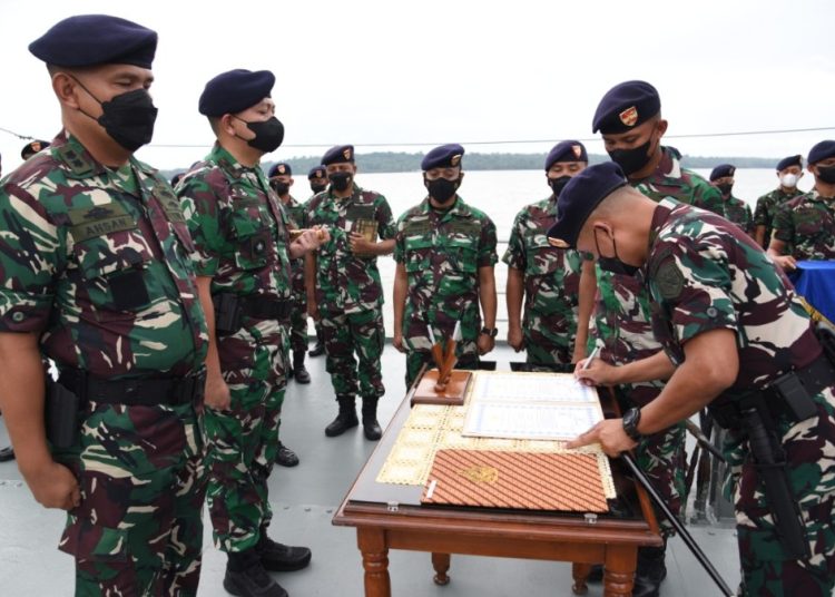 Prosesi serah terima jabatan Komandan KRI Fatahillah-361 dari Letkol Laut (P)Ahmad Hasan kepada Letkol Laut (P) Wirasetyo Harprabu.