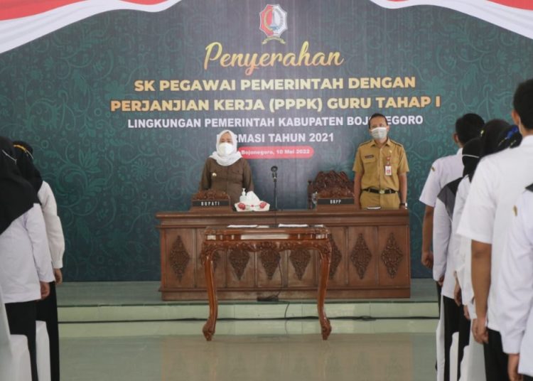Bupati Bojonegoro Anna Mu'awanah dalam
penyerahan SK Pegawai Pemerintah dengan Perjanjian Kerja (PPPK) guru.