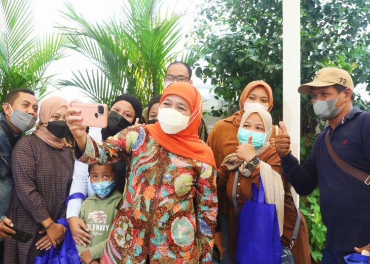 Gubernur Jatim Khofifah Indar Parawansa mengajak masyarakat yang di area wisata speedboat sungai Kalimas berswafoto.