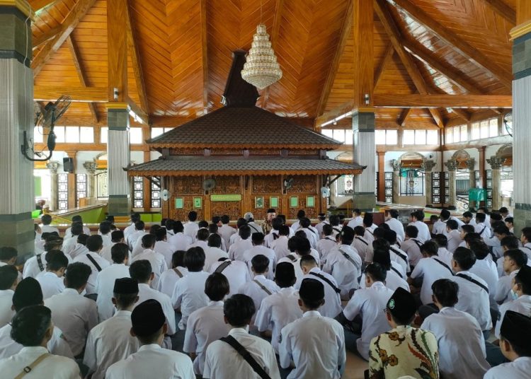 Salah satu kegiatan para siswa SMK YPM 8 Sidoarjo dalam tour ziarah wali.