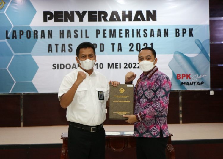 Wali Kota Surabaya Eri Cahyadi menerima dokumen opini Wajar Tanpa Pengecualian (WTP) atas Laporan Keuangan Pemerintah Daerah (LKPD) Tahun Anggaran 2021.
