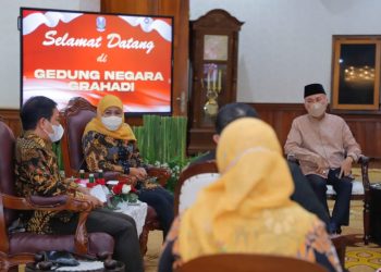 Gubernur Jatim Khofifah Indar Parawansa dalam rapat persiapan keberangkatan haji di Gedung Negara Grahadi Surabaya.