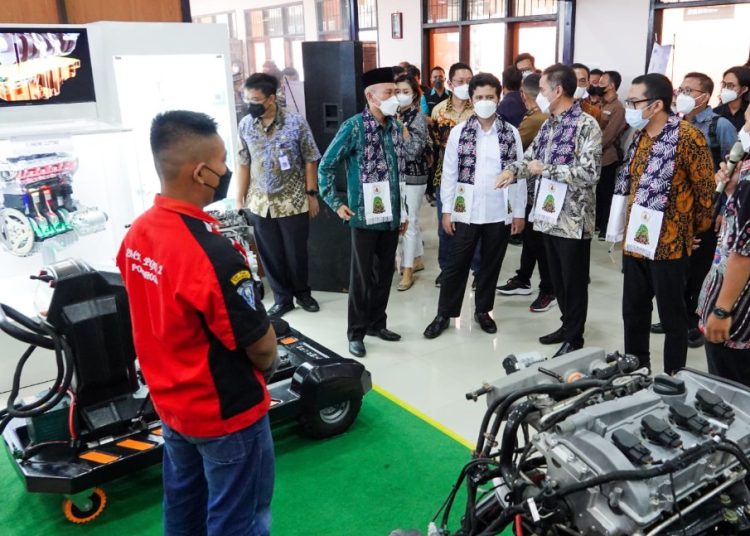 Dirjen Pendidikan Vokasi Wikan bersama Wagub Jatim Emil Elestianto Dardak saat menghadiri launching National Showcase SMK Bisa Binaan Group Astra di SMK PGRI 2 Ponorogo.
