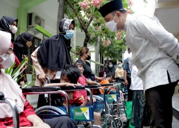Wali Kota Surabaya Eri Cahyadi menyapa warga yang akan mendapatkan bantuan saat Safari Salat Jumat di Masjid Baitussalam Jalan Ketintang Madya No. 94, Kecamatan Gayungan.